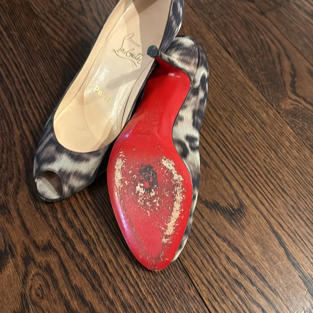 Christian Louboutin Peep-Toe Pumps in Gray Pattern - Picture 4 of 4